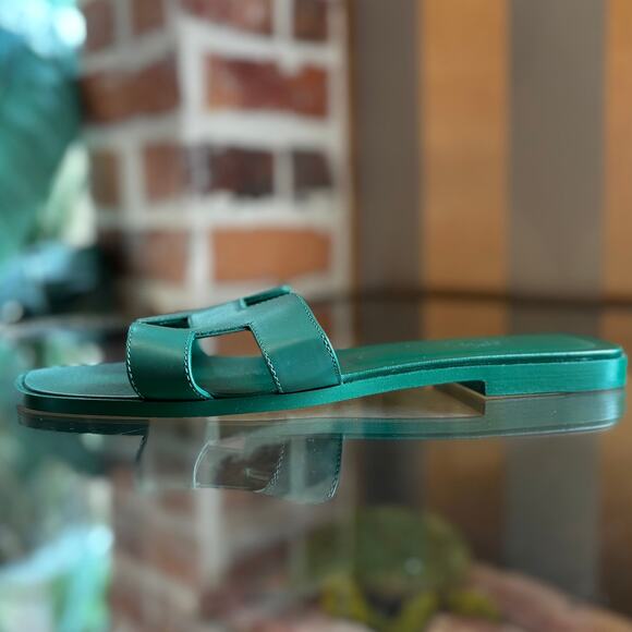 HERMES Oran Vert Electrique Calfskin Leather Sandals SZ 39.5 (9.5 US) - Picture 1 of 8